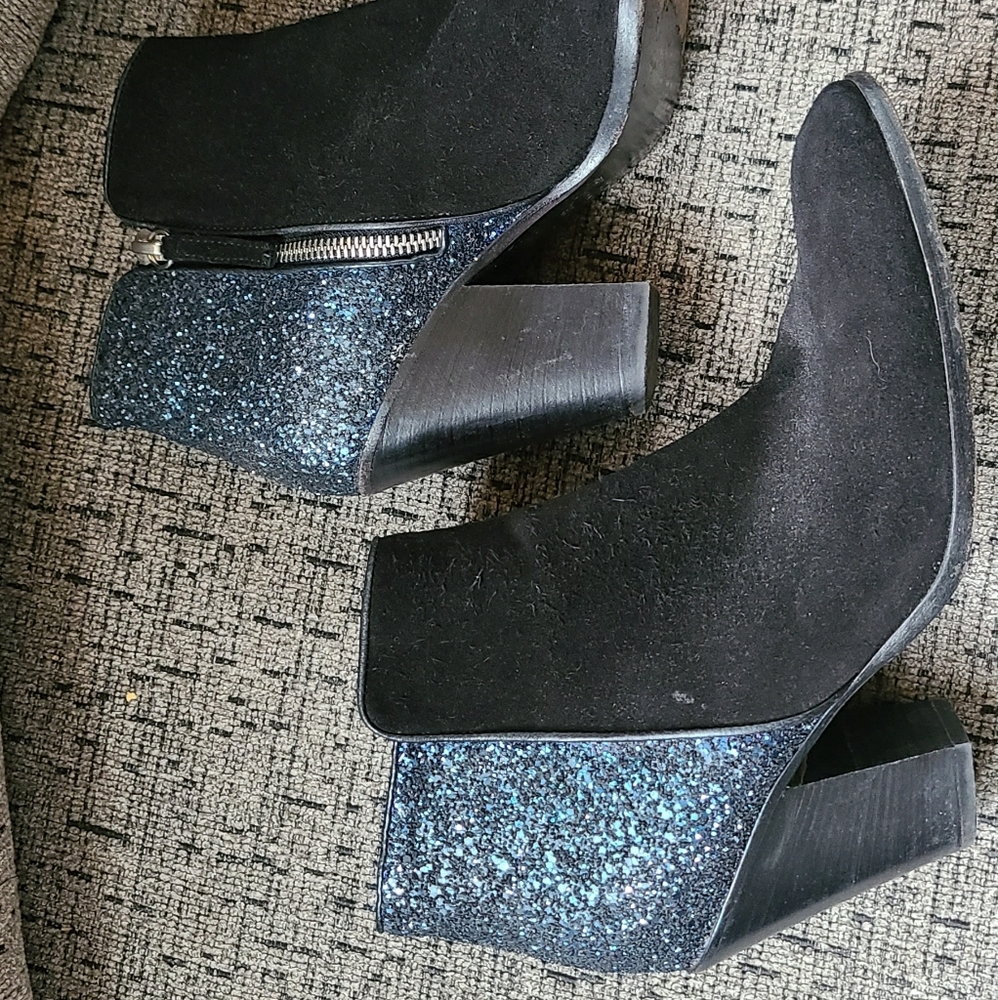 Nearly New! Size 39 1/2 (9.5) MADE IN ITALY